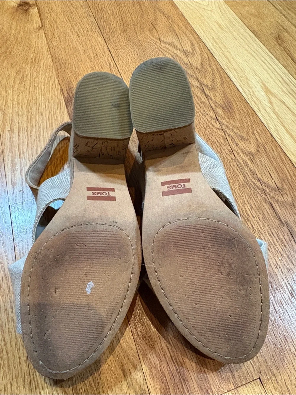 • Toms •